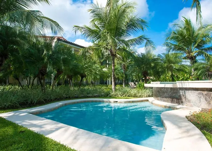 Chic Minimalist With Swimming Pool, Hot Tub, And Club Access