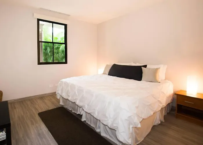 Сasa de vacaciones Chic Minimalist With Swimming Pool, Hot Tub, And Club Access