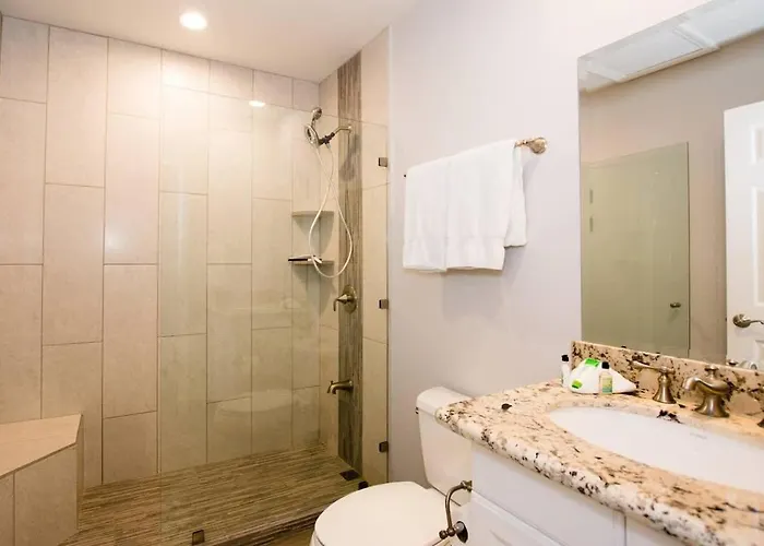Сasa de vacaciones Chic Minimalist With Swimming Pool, Hot Tub, And Club Access *