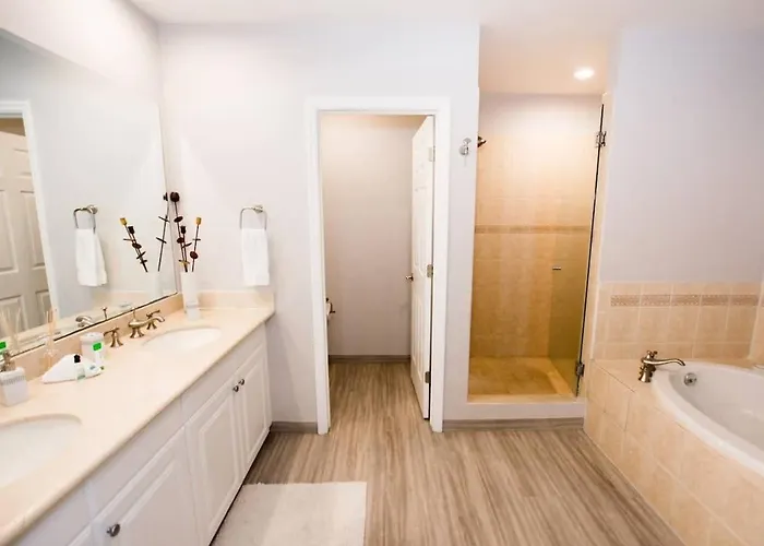 Chic Minimalist With Swimming Pool, Hot Tub, And Club Access Coco