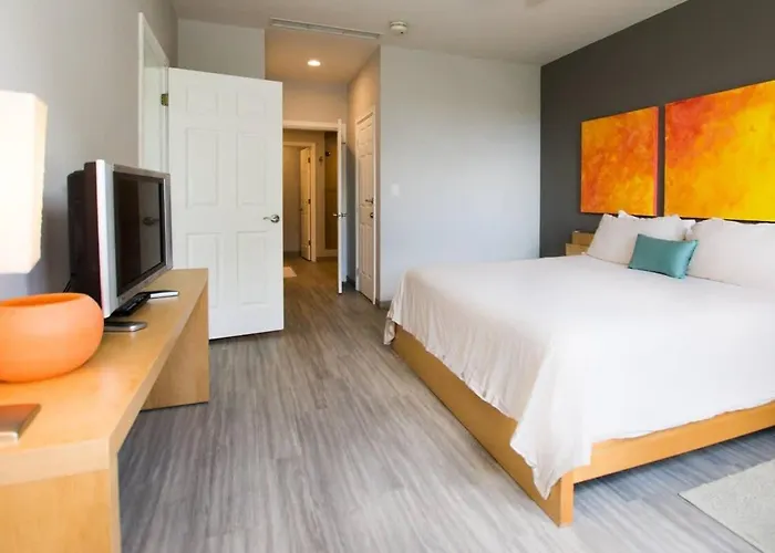 Сasa de vacaciones Chic Minimalist With Swimming Pool, Hot Tub, And Club Access