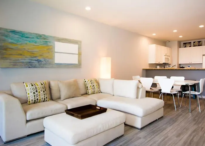 Сasa de vacaciones Chic Minimalist With Swimming Pool, Hot Tub, And Club Access Coco