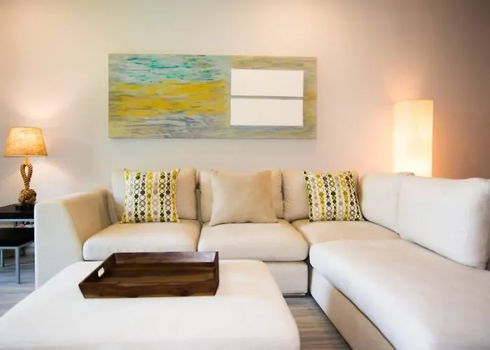 Chic Minimalist With Swimming Pool, Hot Tub, And Club Access *