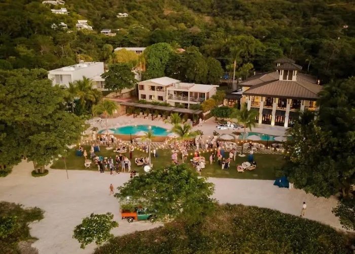 Chic Minimalist With Swimming Pool, Hot Tub, And Club Access Сasa de vacaciones Coco