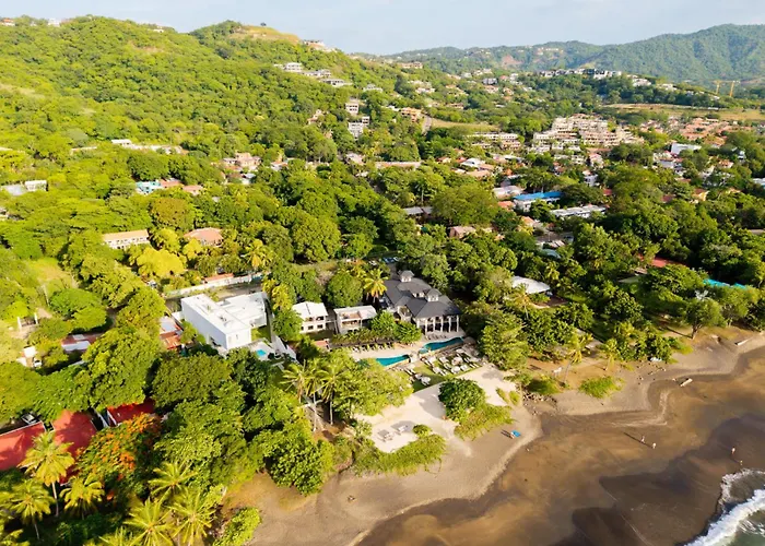 Chic Minimalist With Swimming Pool, Hot Tub, And Club Access