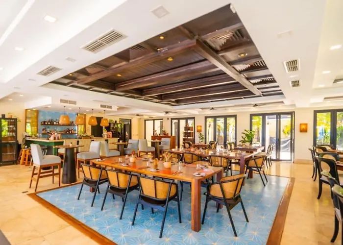 Chic Minimalist With Swimming Pool, Hot Tub, And Club Access *