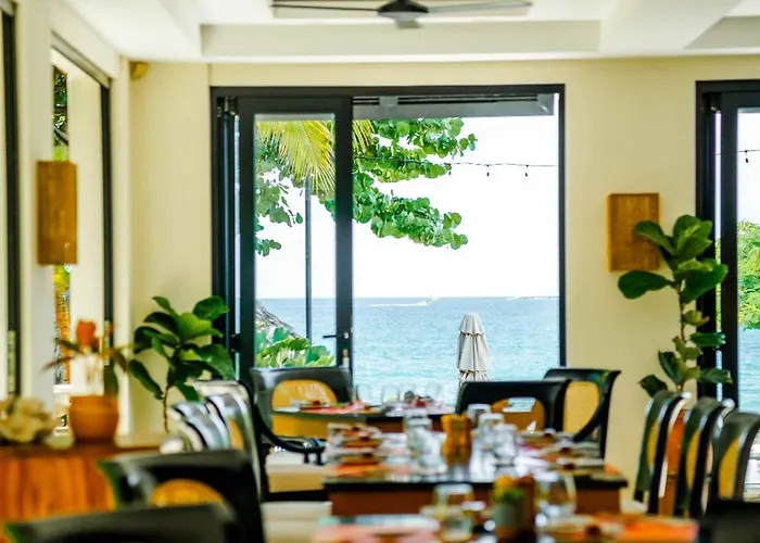 Сasa de vacaciones Chic Minimalist With Swimming Pool, Hot Tub, And Club Access Coco