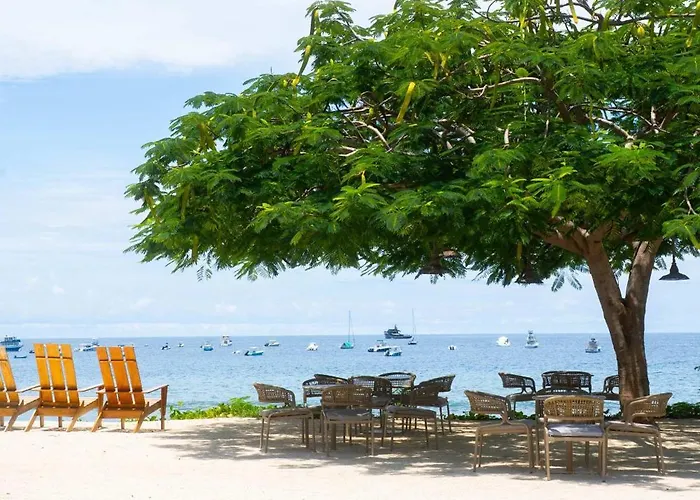 Сasa de vacaciones Chic Minimalist With Swimming Pool, Hot Tub, And Club Access *