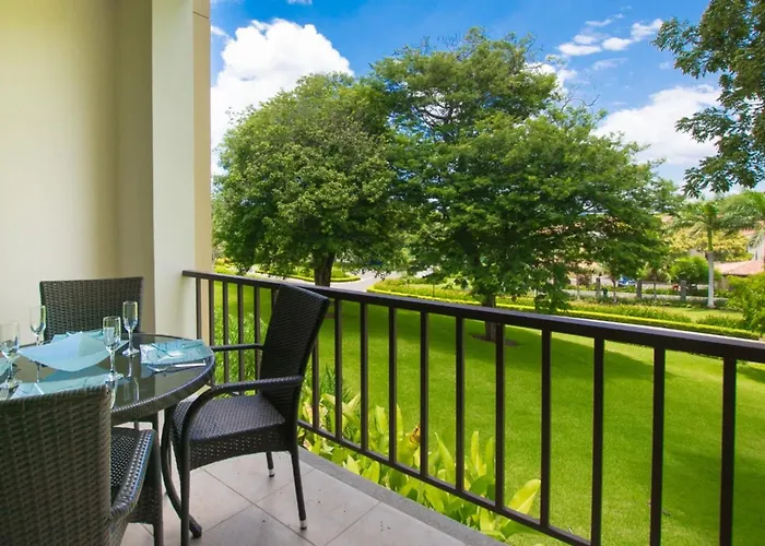 Сasa de vacaciones Chic Minimalist With Swimming Pool, Hot Tub, And Club Access Coco