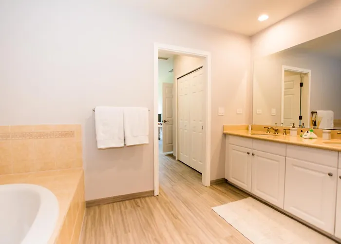 Сasa de vacaciones Chic Minimalist With Swimming Pool, Hot Tub, And Club Access