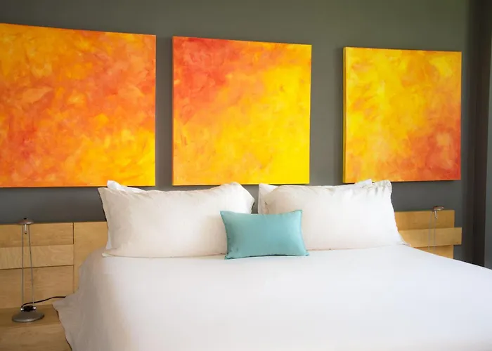 Сasa de vacaciones Chic Minimalist With Swimming Pool, Hot Tub, And Club Access *