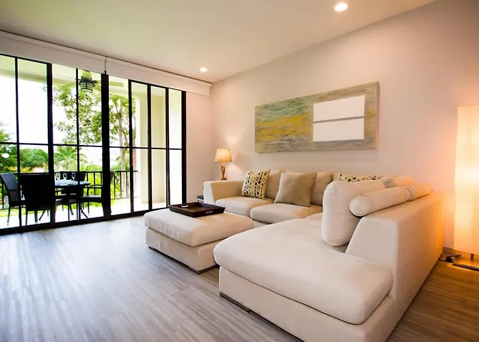 Chic Minimalist With Swimming Pool, Hot Tub, And Club Access